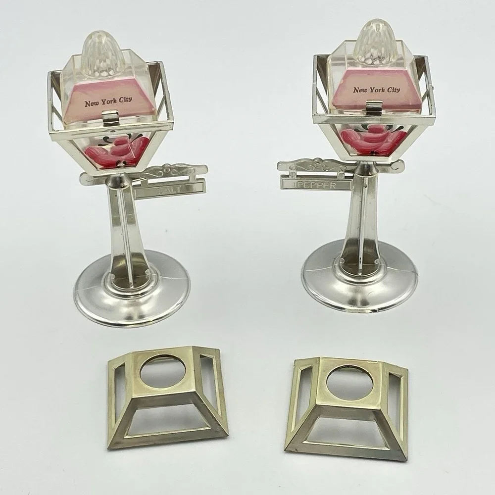 Vintage New York City Lamp Post Salt And Pepper Shakers Souvenir‎ Mid Century